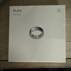 Oura Ring 4 in Shiny Silver